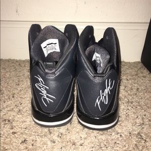 Black air jordan flight basketball shoes